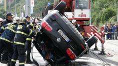 Mladý řidič nezvládl auto, PŘEVRÁTIL SE s ním na bok UPROSTŘED CESTY!!