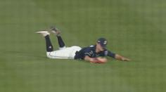 Borec na konec! Baseballista se vrhl po odpalu jako hladový tygr!