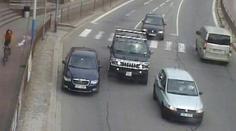 Řidič se toho nebál! Zaparkoval přímo v křižovatce a šel do banky