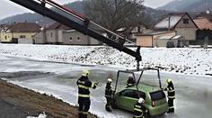 Auto před potopením uchránil led! Z koryta řeky ho dostávali hasiči
