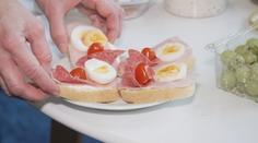 Cena chlebíčku může být i pouhých pět korun. Záleží, co na něj dáte