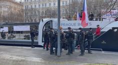 Demonstranti vyrazili na lodích po Vltavě, plavidla zastavila policie