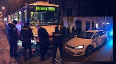 Osobák se srazil s autobusem MHD. Svědek: Honili ho policisté!