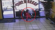 Dívka si hrála v kadeřnictví, pak jí svištěly kolem hlavy kulky. VIDEO