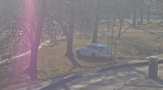 VIDEO: Auto v Brně ujelo muži z parkoviště. Zastavila ho až lavička v parku