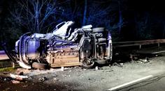 Vážná nehoda uzavřela silnici na Slapy, jeden řidič z místa utekl