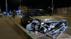 Opilec rozpáral v Praze auto o zábradlí