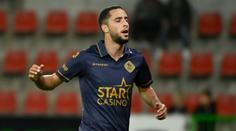 Jako v Rychle a zběsile. Fotbalista s autem proletěl stěnou do sportovní haly