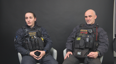 Zranění se báli sténat. Policisty na filozofické fakultě překvapilo ticho