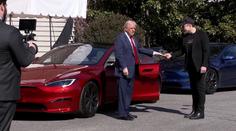 Trump podpořil Muskovu automobilku. Před Bílým domem si jeden vůz koupil