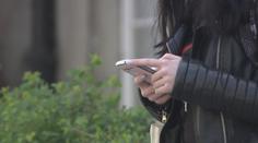 Žena přišla o statisíce. Podvodník ji přiměl půjčit si peníze a vložit je do bitcoinmatu