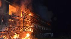 Hosté utíkali před plameny z hotelu, celé křídlo shořelo
