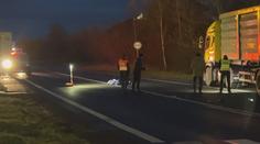 Kamion srazil ženu, ta na místě zemřela. Policie shání svědky