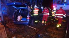 Auto vjelo v Opavě pod rozjetý vlak, ženu museli hasiči vystříhat