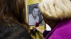 Lidé přinášejí svíčky a kytky k Divadlu Radka Brzobohatého (†79)