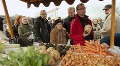 Začaly farmářské trhy a Brňané se málem porvali o pštrosí maso