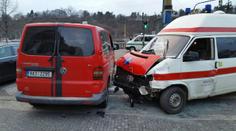 Dvě nehody sanitek během jednoho dne, 5 lidí se zranilo