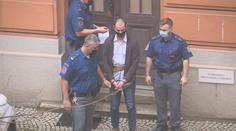 Měsíční dceru měl po hádce upustit z okna. Soud otce poslal na 18 let za mříže