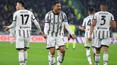 Turínské derby plné zvratů ovládl Juventus. Mourinho dostal už 3. červenou