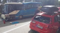 Autobus na Benešovsku odmrštil auto do protisměru. Několik lidí je zraněných