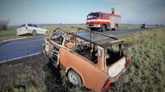 Svědci vytáhli řidiče z hořícího trabantu, ten se srazil s octavií