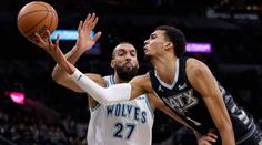 Bizár v NBA. Zápas přerušil netopýr, chytil ho maskot v kostýmu Batmana