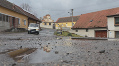 Silnice v části Strakonic je v hrozném stavu. Místní podepisují petici