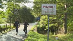 Kontroly na hranicích zintenzivňují. Policisté hlídkují u Slovenska i Německa