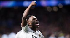 Vinícius opět provokoval. Poslal penaltu do vesmíru, pak se vysmál fanouškům