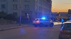 Voda z prasklého potrubí zaplavila ulici v Praze. Na místo vyjeli technici