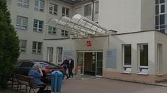 Klaus odjel z nemocnice. Postěžoval si na postele a zamířil rovnou do práce