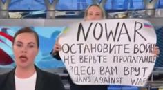 Odvážnou novinářku z ruské televize potrestal soud. Dostala pokutu