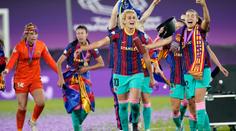 Barca zvítězila ve finále Ligy mistryň, hráčka se s trofejí fotila nahá