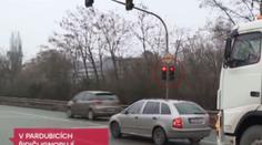Tři řidiči projeli křižovatkou na červenou, poslední boural. VIDEO