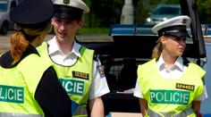 Hlídku v Krupce napadli útočníci, policistka skončila v nemocnici!