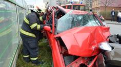 Rozsekat zaparkované auto? To už je "umění". Pražská řidička to dokázala
