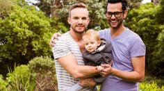Homosexuální pár si osvojil děti v cizině. V Česku ale tvrdě narazili