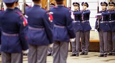 Člen Hradní stráže skončil v nemocnici: Spadl ze stráně
