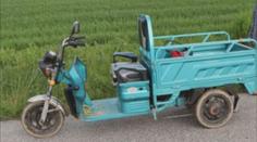 Muži ujížděli celníkům na elektrické tříkolce, převáželi léky na výrobu drog