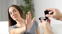 ANKETA: Ženu rozzuřil její partner. Chtěl ji požádat o ruku s prstenem po bývalce