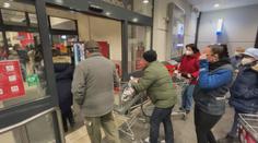 Češi se zásobují na svátky. Někteří si i raději přivstali, aby se vyhnuli davům lidí