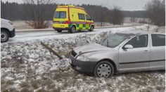 Počasí komplikuje dopravu. Řidiče na Vysočině zaskočil sníh a mráz