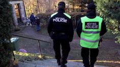 Senior upadl ve vaně, manželka mu tam donesla polštář, aby se mu tam lépe leželo!