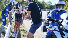 Těžký pád na Tour! Cyklista přelétl svodidla, kolo bylo na odpis