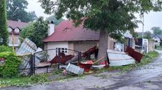 Účet po pondělní bouři. Vichřice trhala střechy, kroupy zasypaly ulice