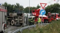 Převrácený kamion zatarasil odbočku z Pražského okruhu