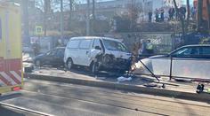 Dodávka v Praze srazila lidi na zastávce. Policie zveřejnila důvod nehody