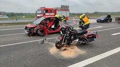 Vážná nehoda na Chrudimsku. Těžce zraněného motorkáře převážel vrtulník