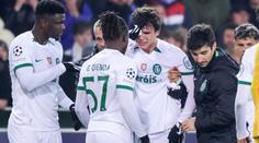 Katastrofální poločas obránce v LM. Dal si vlastní gól, po děsivém zranění střídal