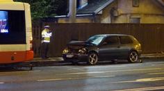 Opilý řidič narazil do linkového autobusu, rozbil si auto i hlavu